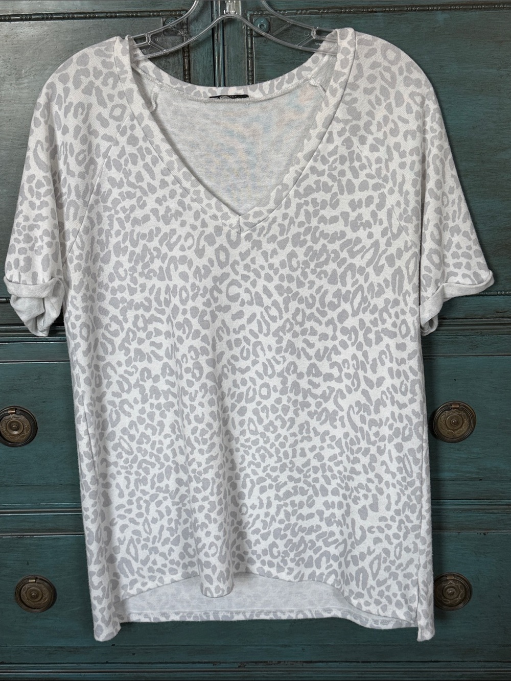 JODIFL White and Light Gray Leopard V-Neck Short Sleeve Top